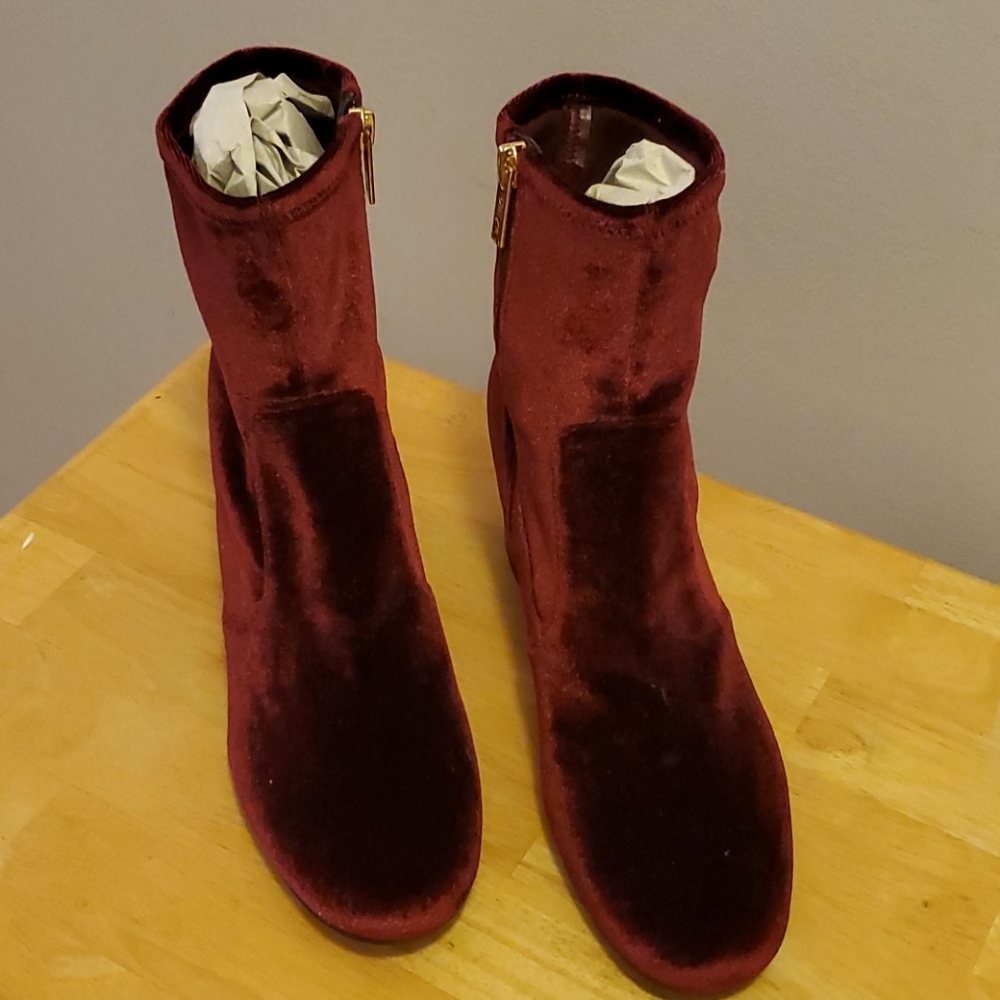 Ankle high velvet boots